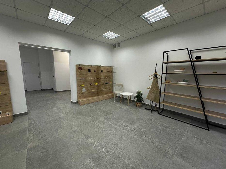 Продається комерційне приміщення вільного призначення