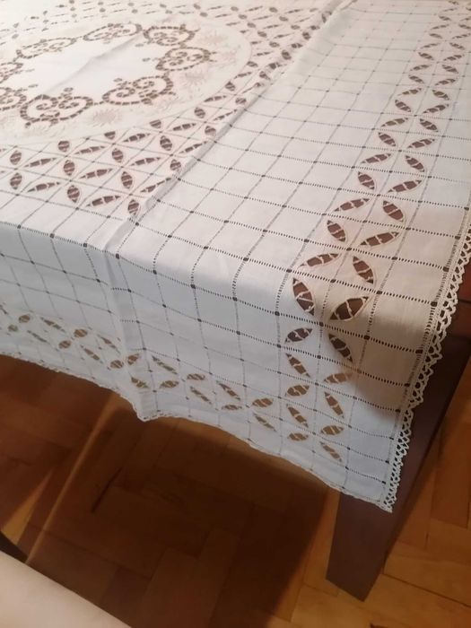 Obrus biały haftowany