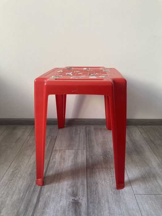 czerwony plastikowy stolik dzieciecy
