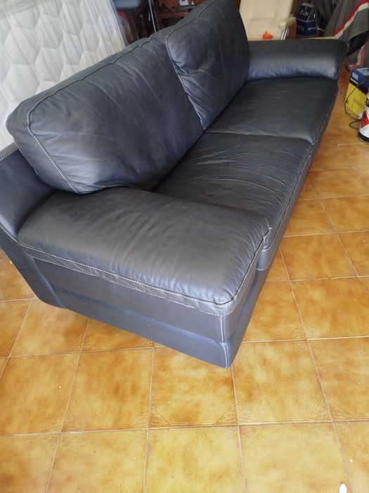 Sofá de pele preta