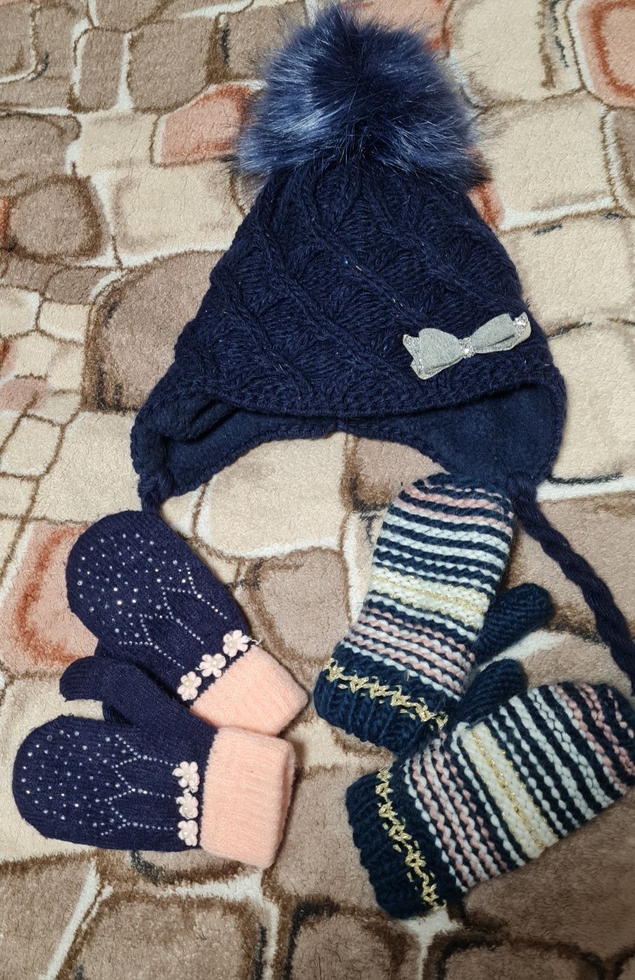 Зимняя шапка и рукавички