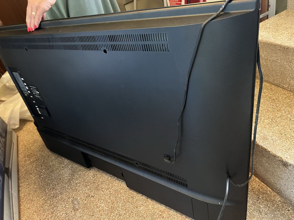 Televisao UHD 49 pulgadas com imagem danificada.