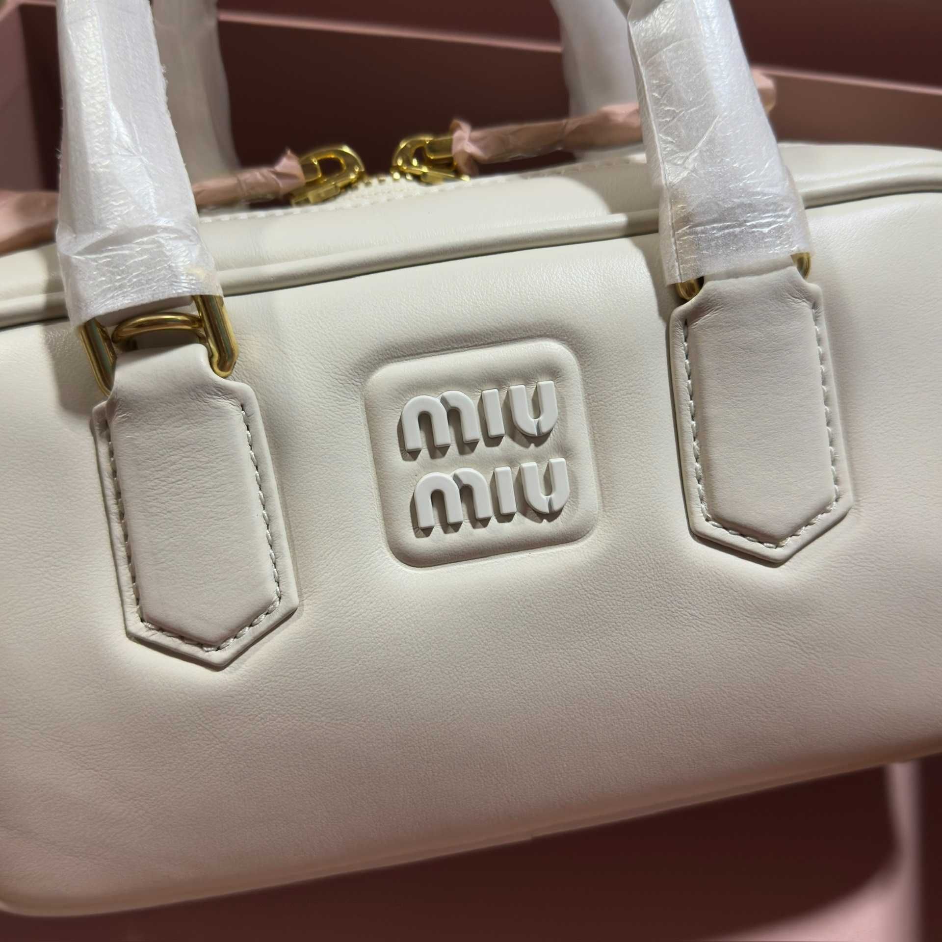 MiuMiu Biała Torebka 2025 - Luksusowy i Elegantny Design