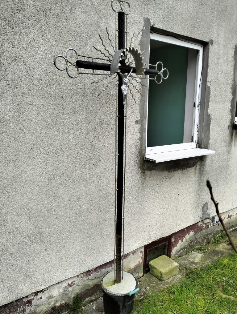 Stary Krzyż metalowy kuty Pan Jezus kapliczka nagrobny krucyfiks PRL