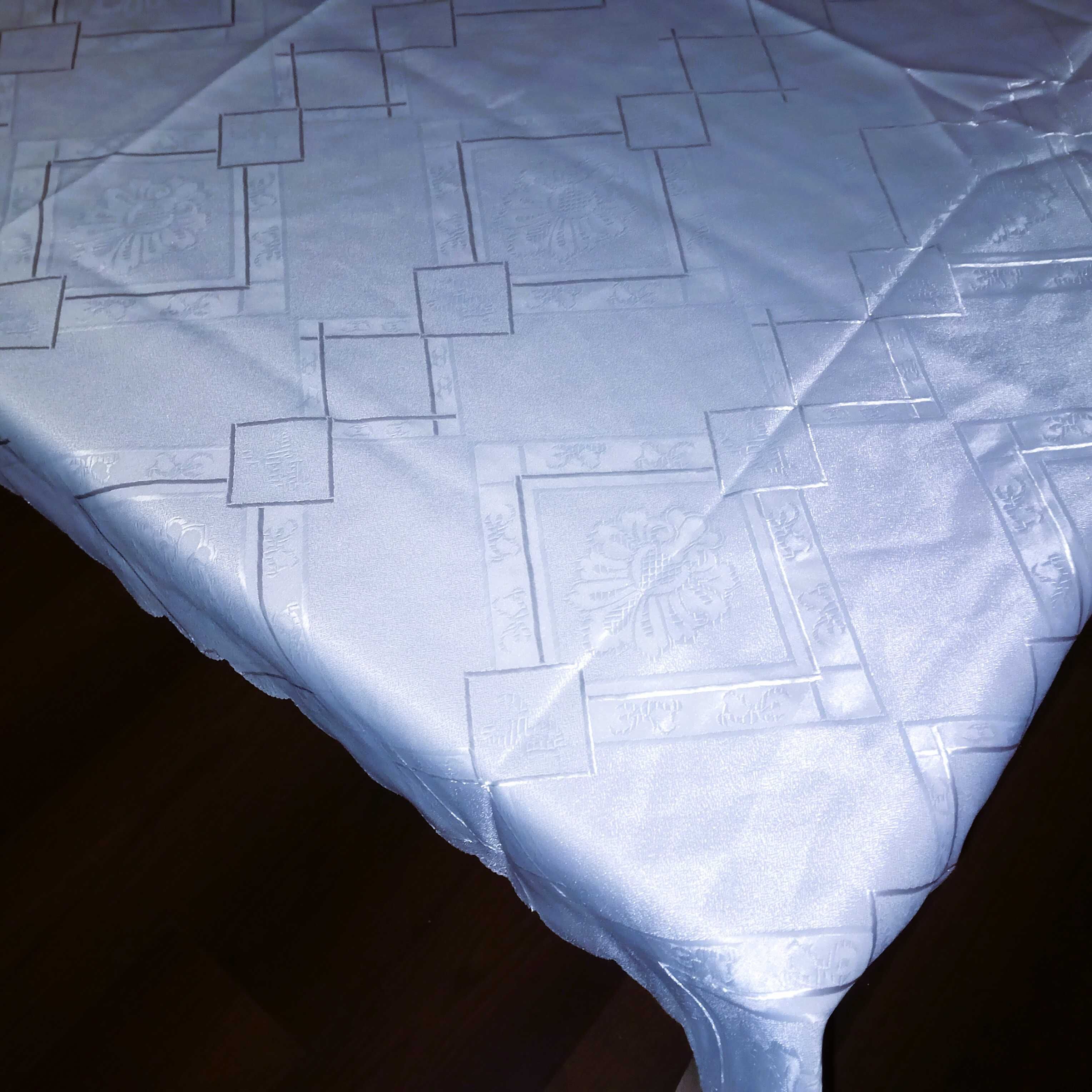 biały polyestrowy ( plamodporny ) obrus 108cm x155cm