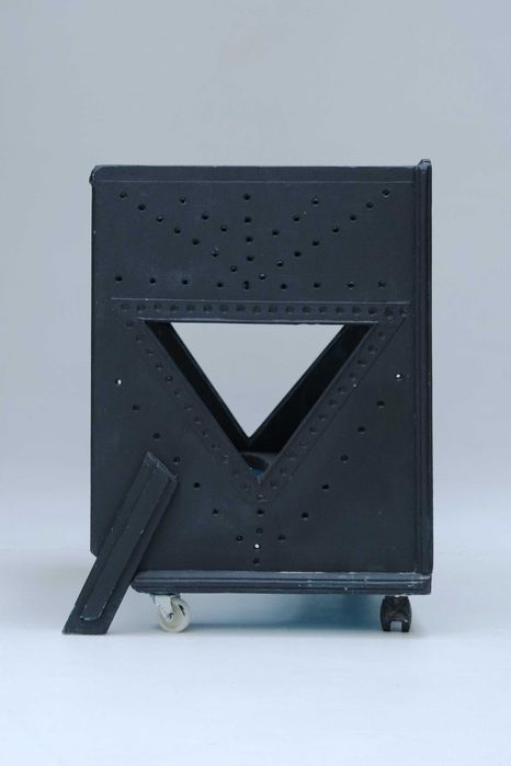 Pequeno móvel preto vintage