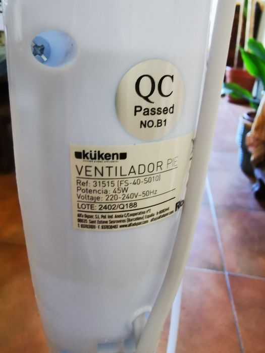 Ventoinha branca com pé