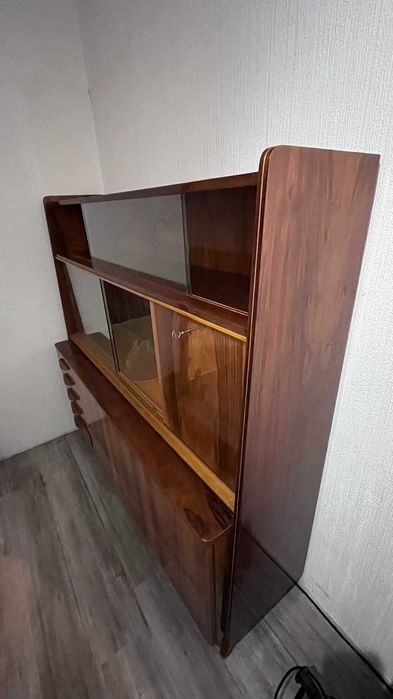 Drewniana gablotka / kredens PRL z przeszkleniami – orzech, Wrocław