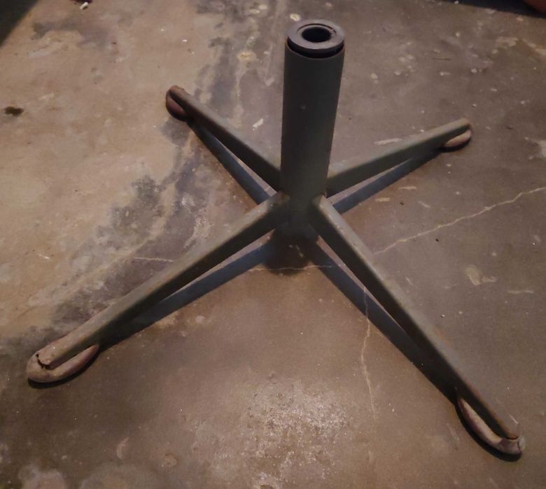 Fotel obrotowy z czasów PRL - baza do renowacji