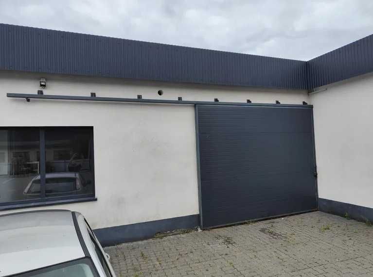 Brama przemysłowa drzwi przesuwne segmentowe 390x320