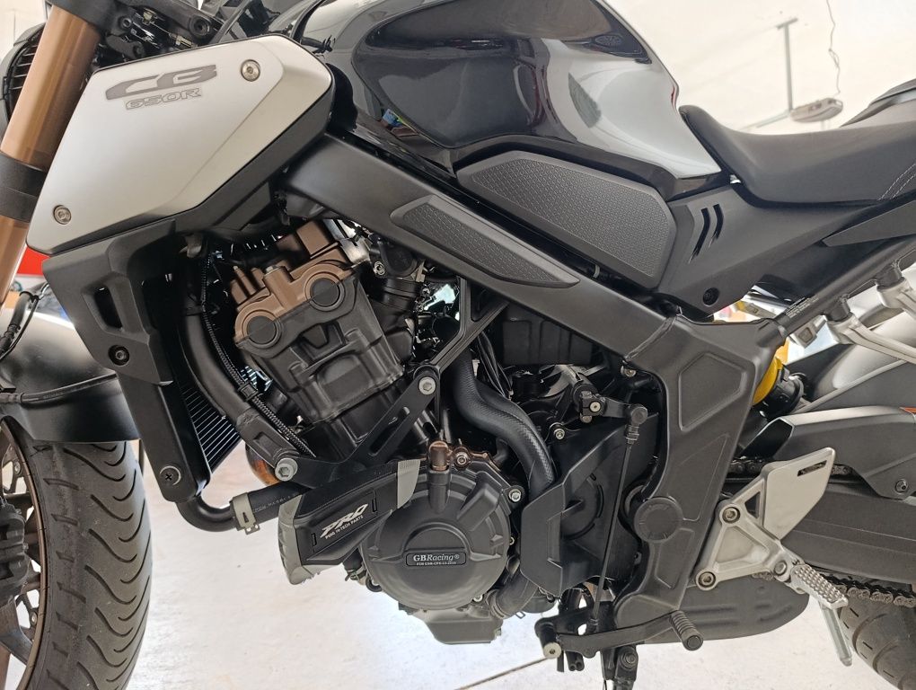 Honda CB650R (extras/poucos kms)