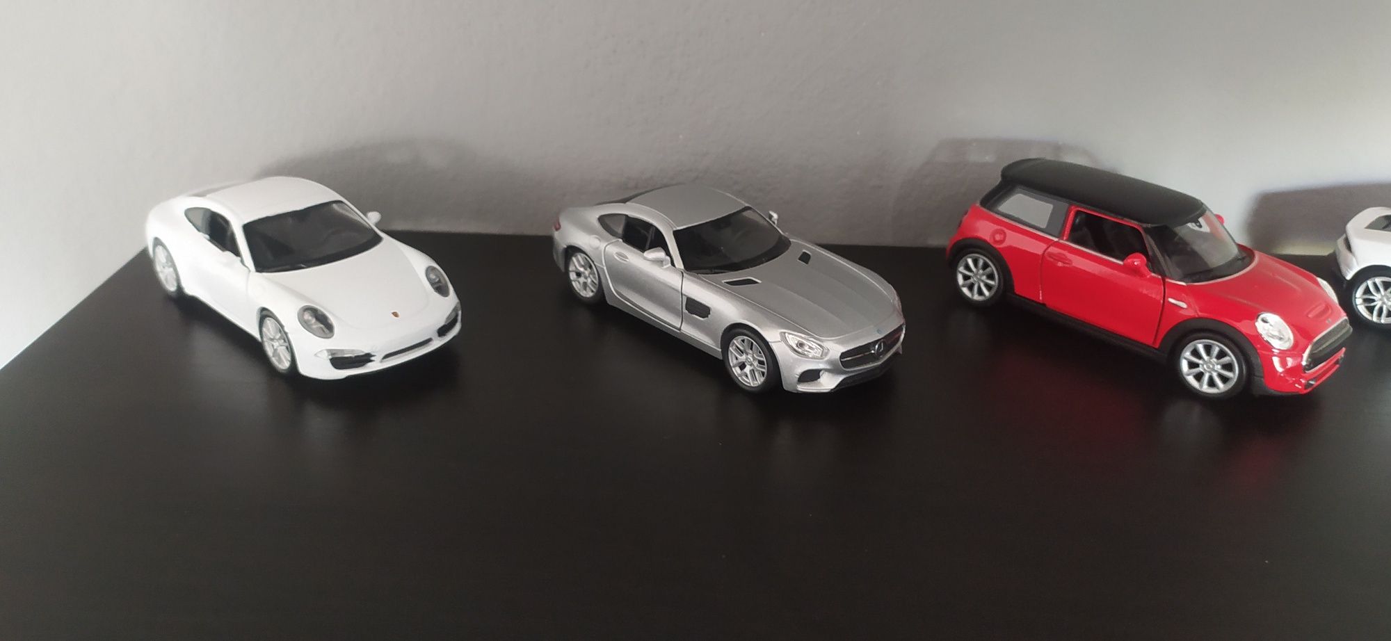 Vendo automóveis em miniatura