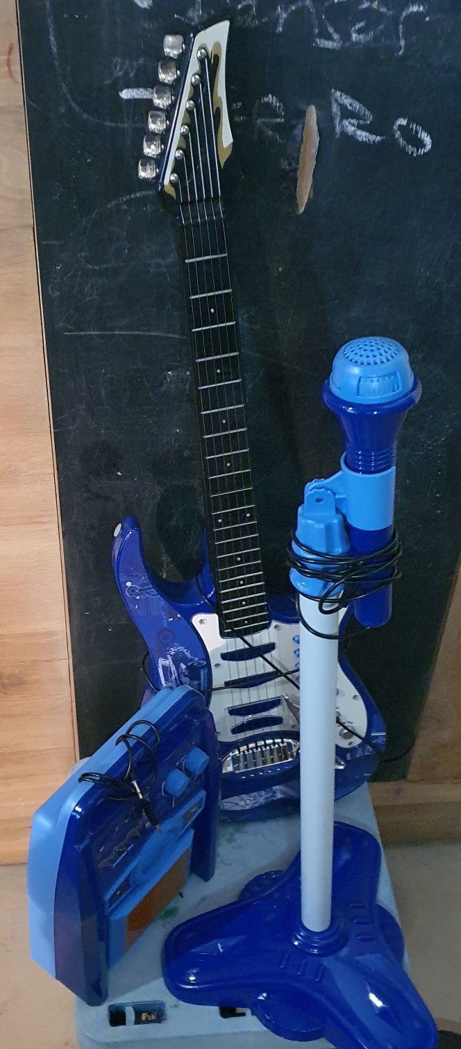 Guitarra microfone e amplificador