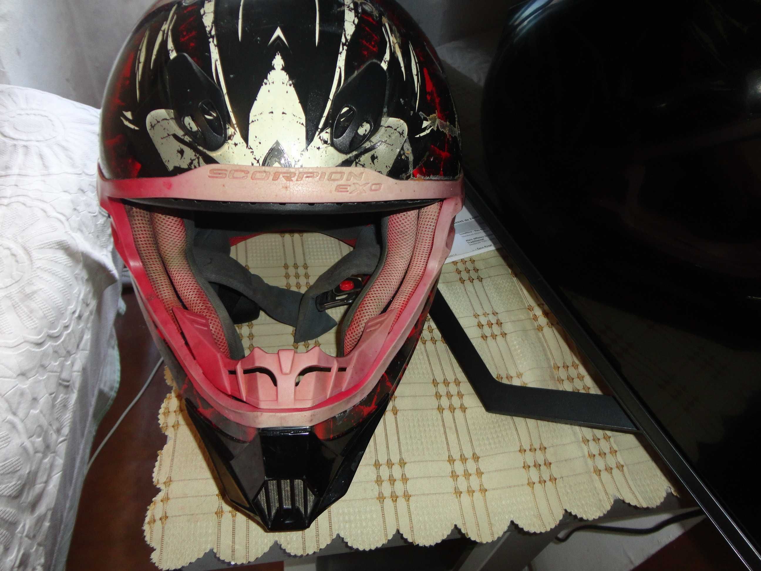 Vendo  capacete  mota  ,estado  razoavel ,baratoo.