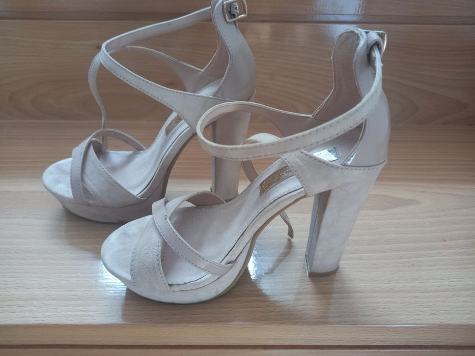 Sandálias bejes usadas