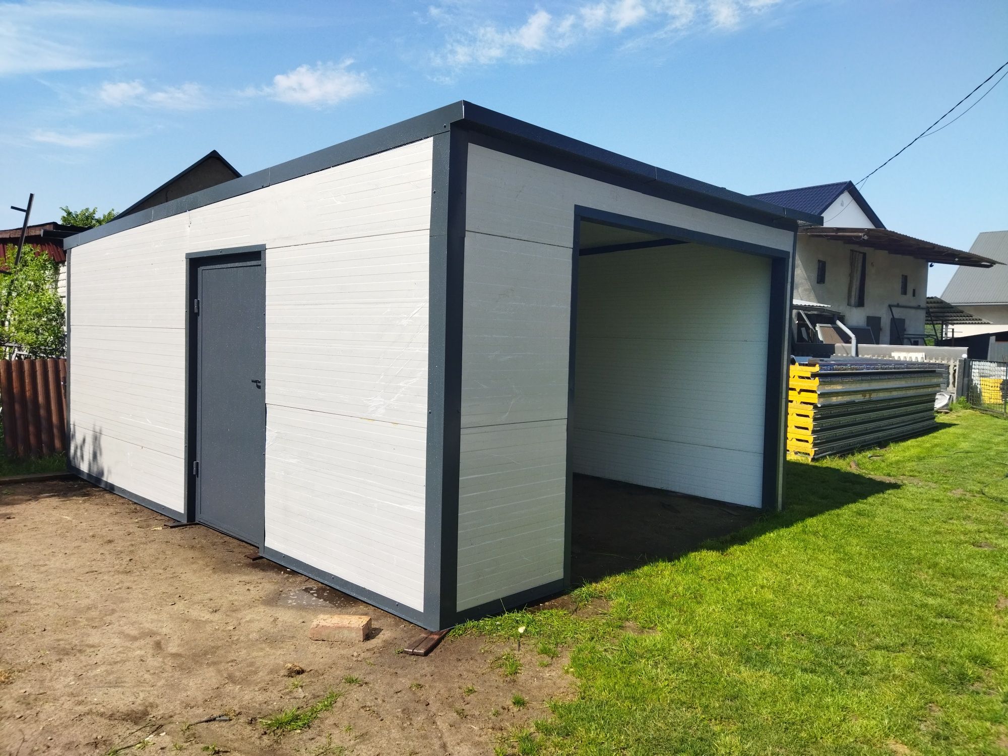 Garaż ocieplany z płyt warstwowych 5,8x4m