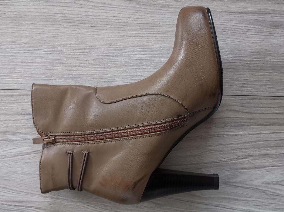 Botki beżowa na obcasie