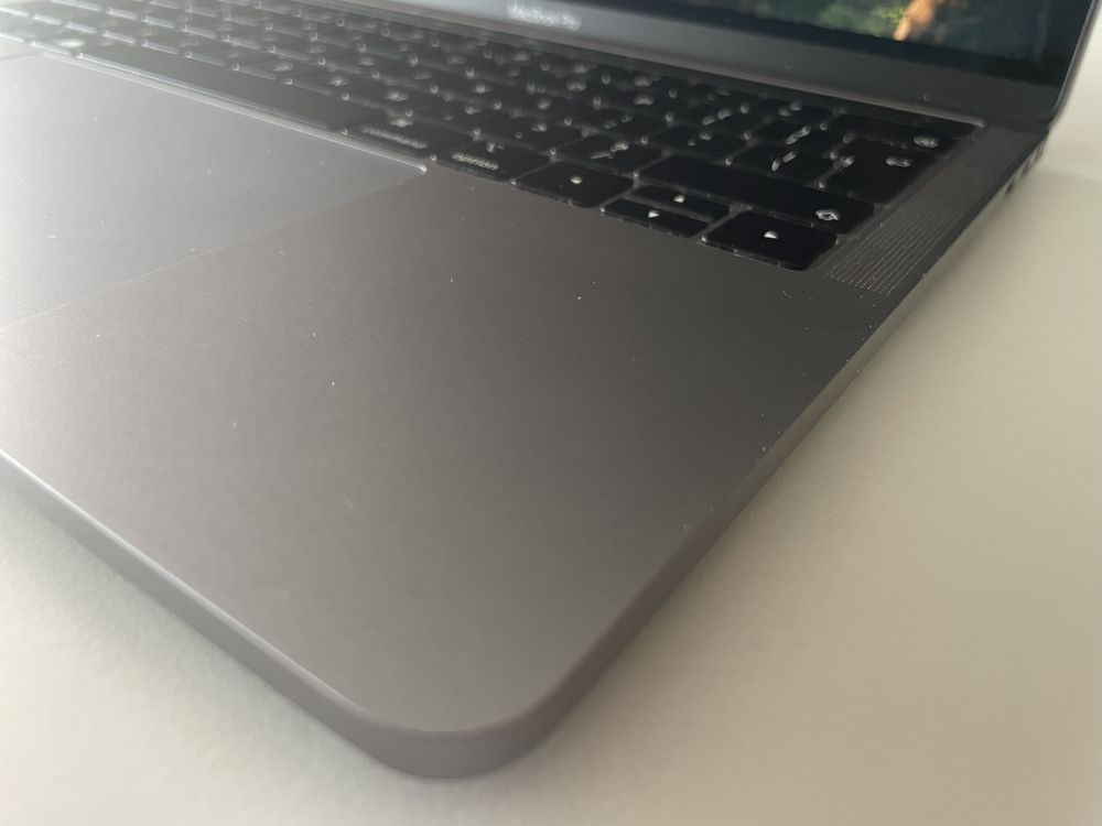 MacBook Pro 13-calowy, 2019, cztery porty Thunderbolt 3