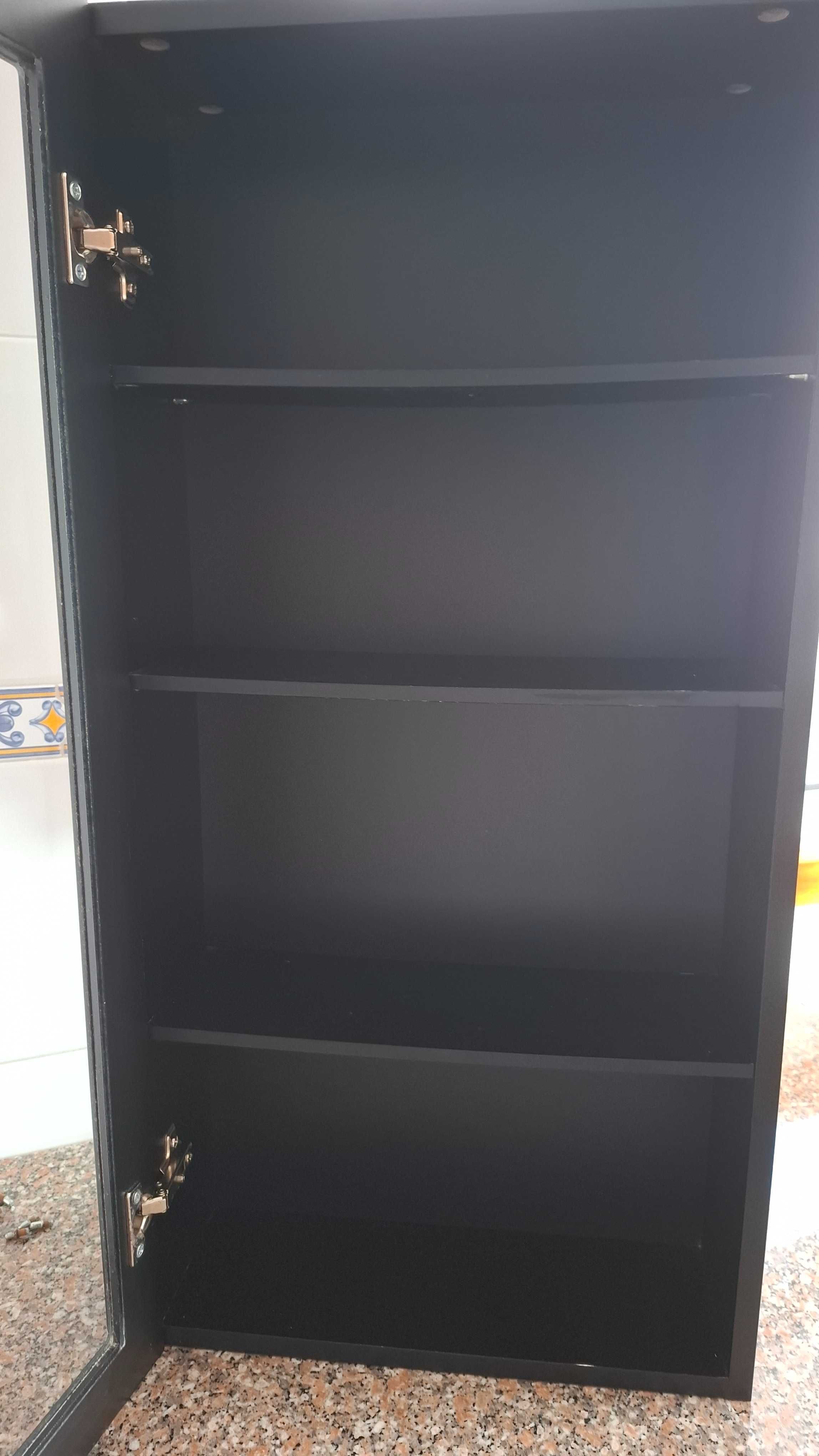 Vendo Móvel com 3 parteleiras em bom estado