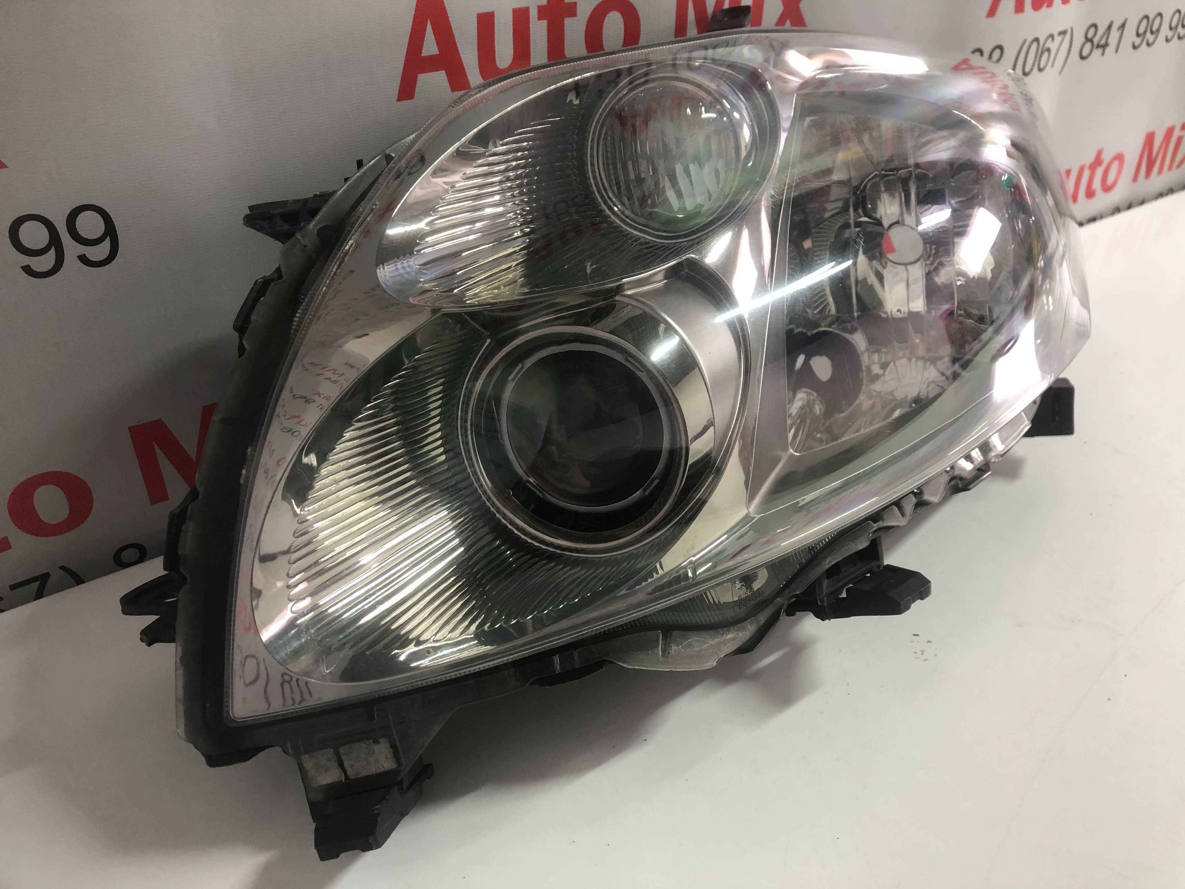 Toyota Auris Xenon 8107002530 фара ліва