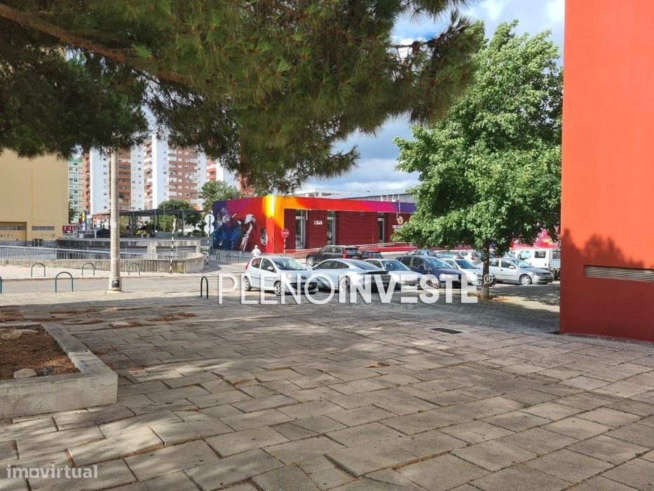 Apartamento T4 no Miratejo com arrecadação