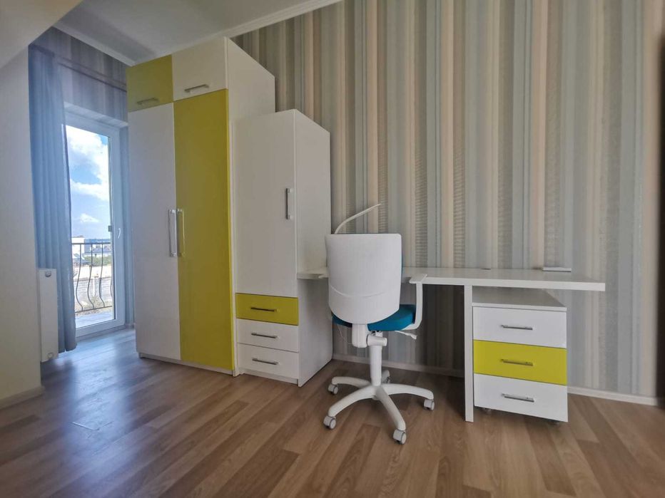 Дитяча кімната стіл шафа крісло тумба