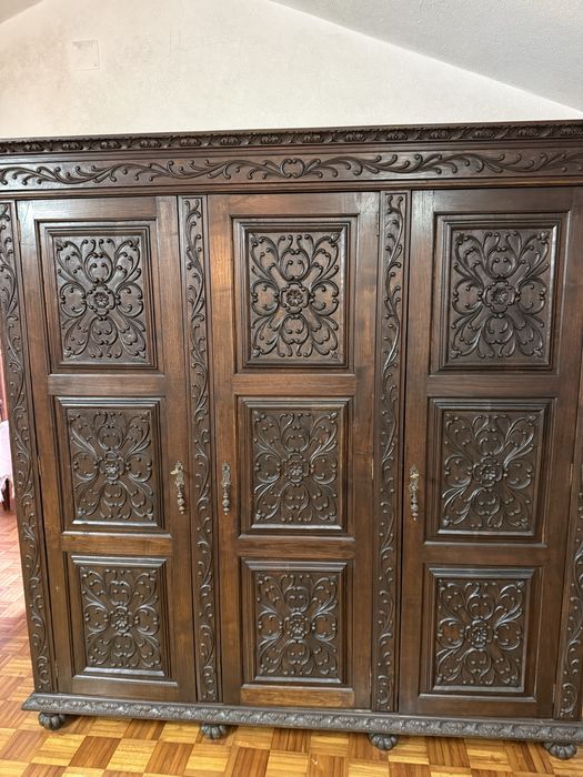 Roupeiro em talha manual - desenho  “flor de liz”