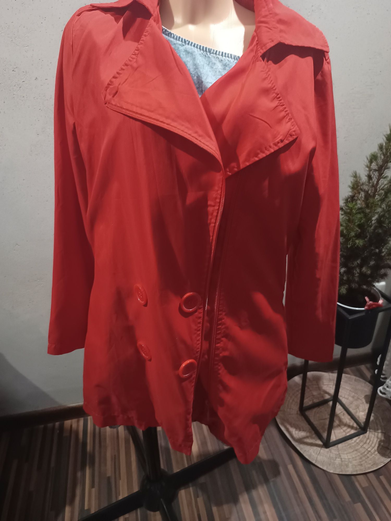 Czerwony trencz płaszcz