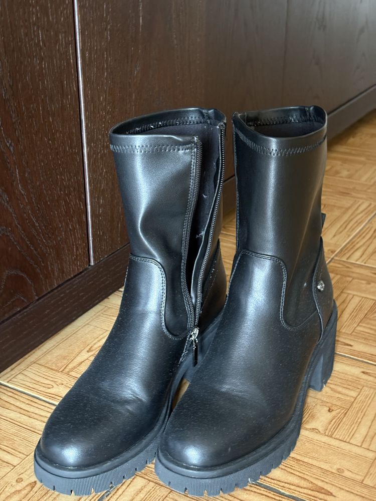 Botas pretas com tacão