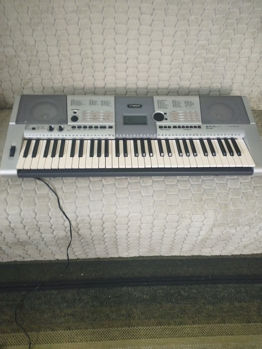 Продам синтезатор Yamaha PSR E403