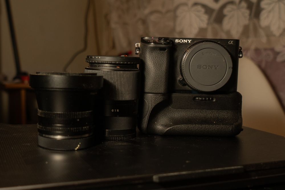Sony a6400 + 2 obiektywy/dodatki