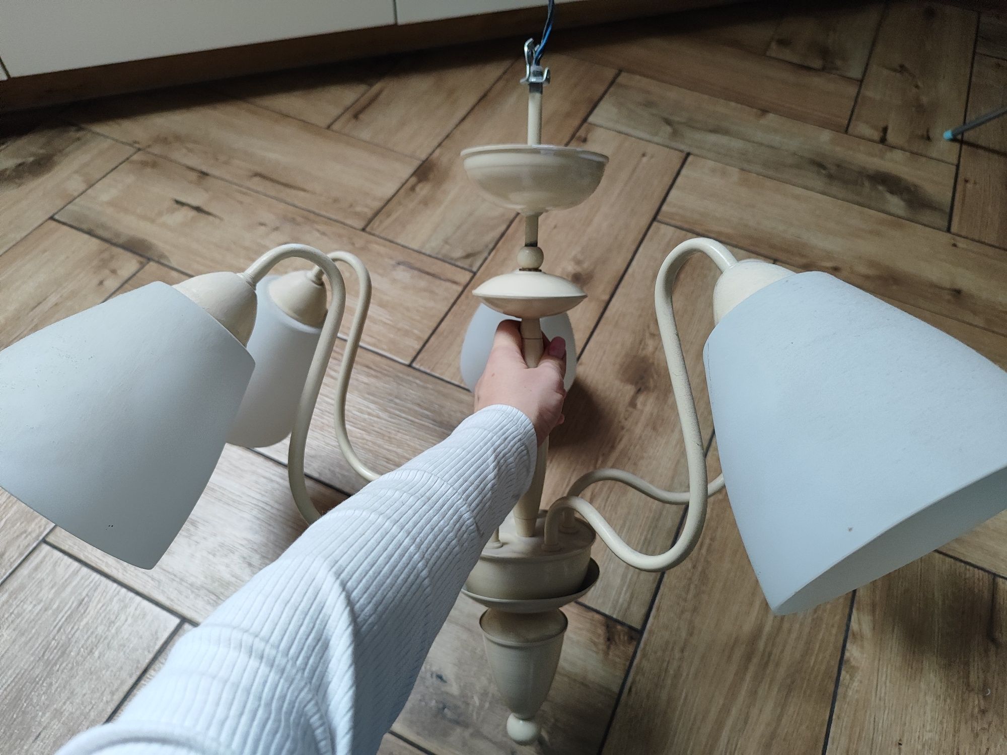 Lampa sufitowa vintage klasyczna beżowa białe klosze