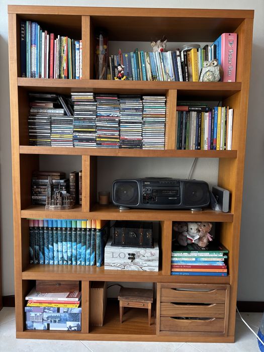 Estantes cor cerejeira da Area