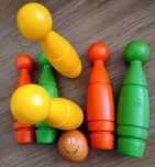 Peças da ELC-Early Learning Center  para jogarem bowling.