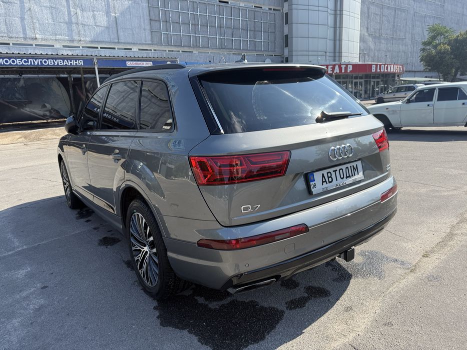 Ауди Q7 3 л бензи в хорошем состояние