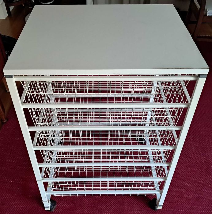 Móvel branco com gavetas (de metal) e rodas