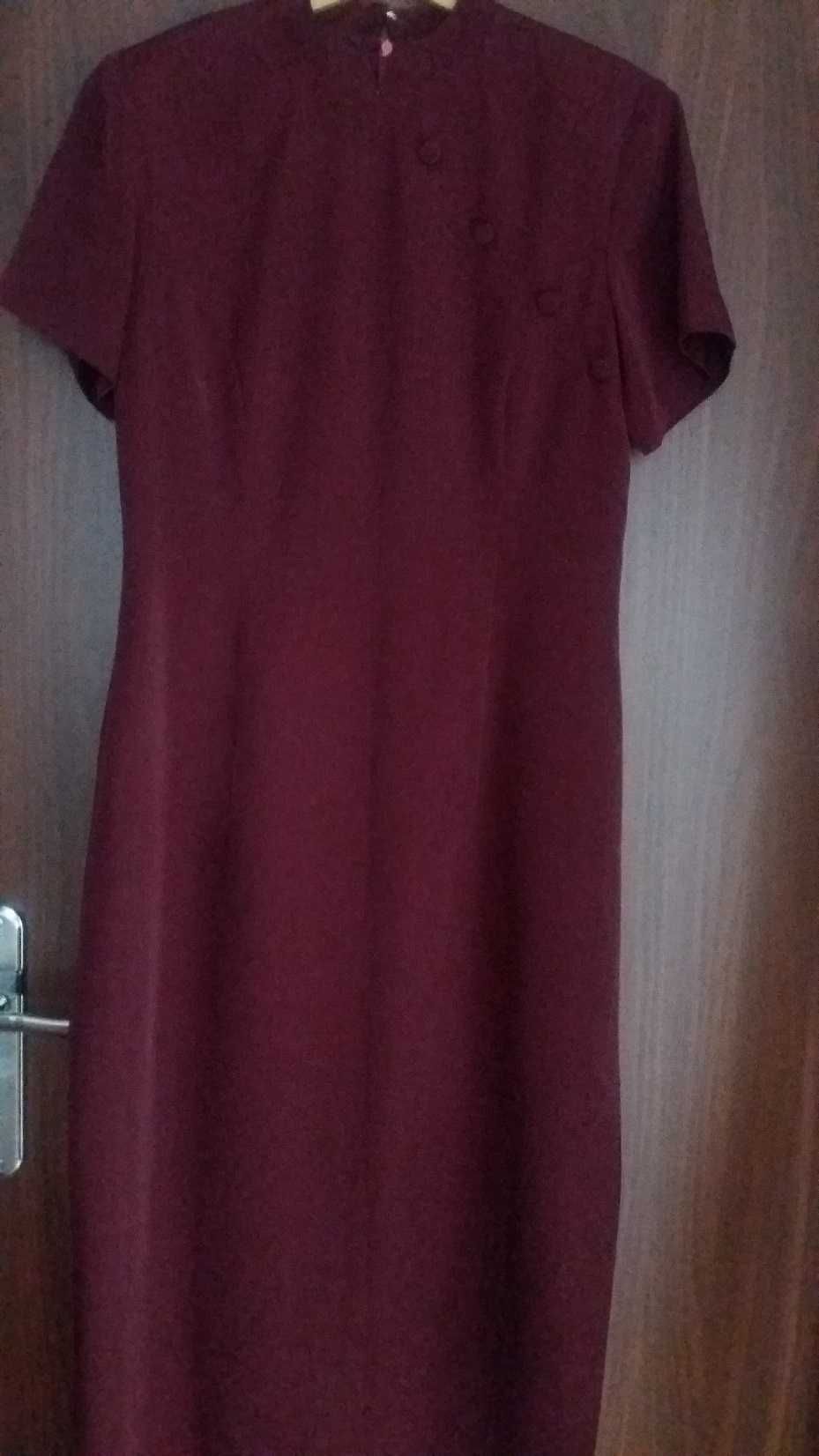 Długa suknia, prosta, elegancka, kolor ciemny burgund