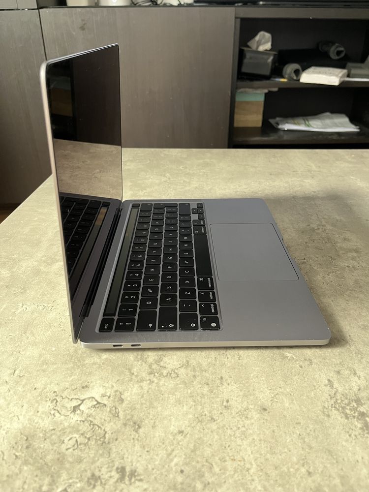 Apple Macbook pro 2022 m2 8GB/256Gb- touchbar perfekcyjny stan