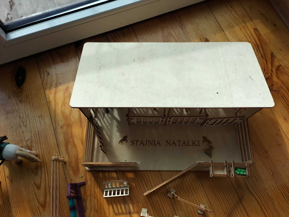 Drewniana stajnia na koniki