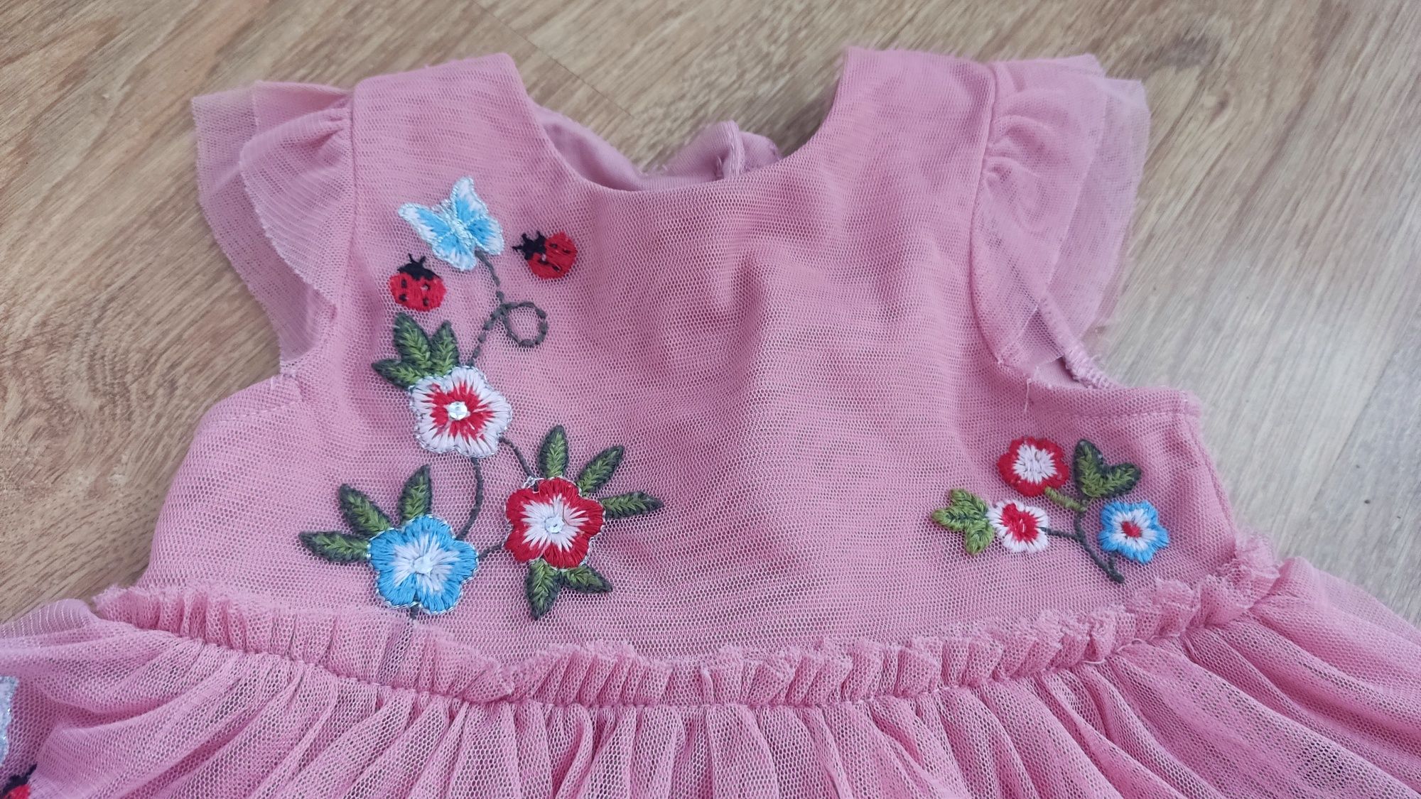 Przepiękna sukienka z haftami Primark, rozm. 74