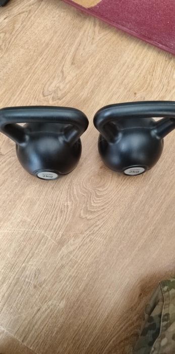 Dwa kettlebell do ćwiczeń 2x2 kg