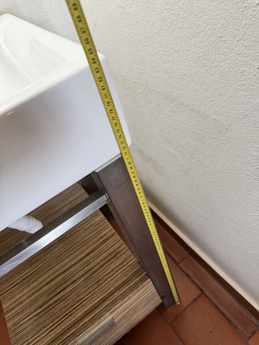 Lavatorio de WC com estutura