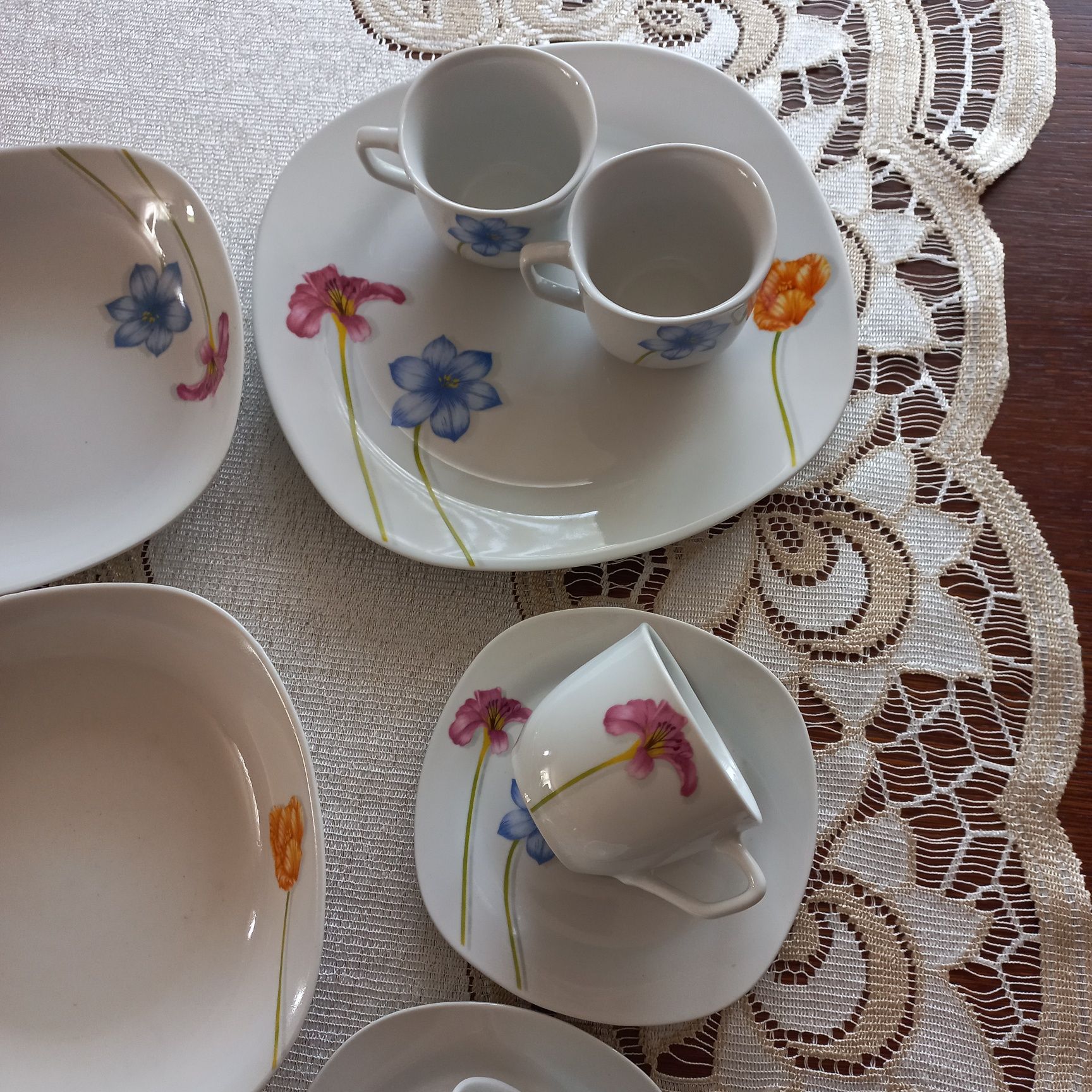 Zestaw talerzy lplus filiżanki porcelana w kwiaty