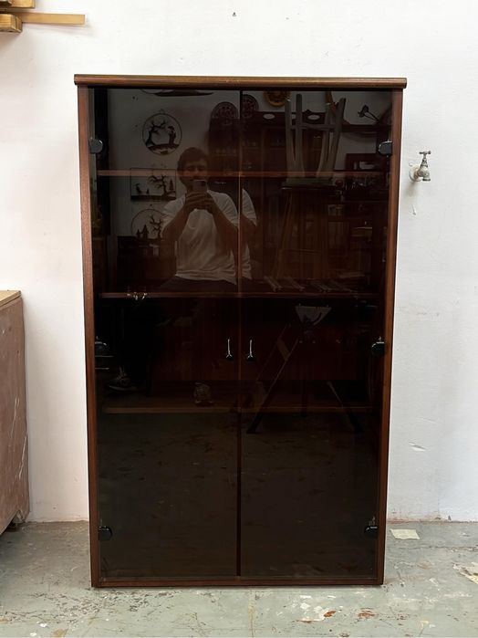 Armário vitrine.