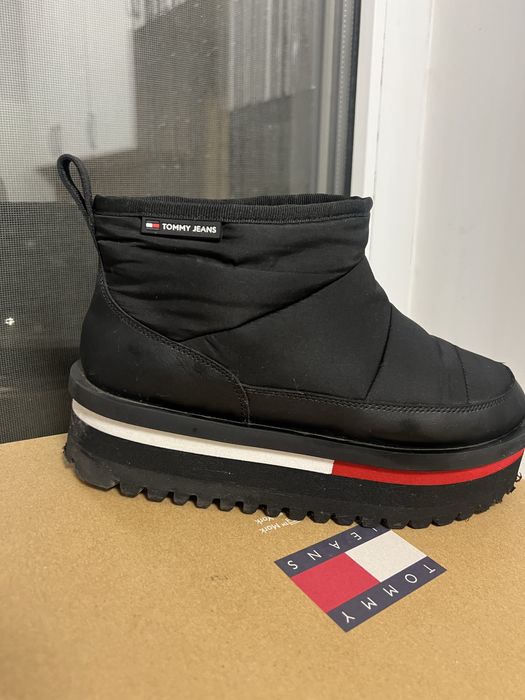 Продам Угги Б/У , одевала пару раз , Причина продажи: малы размер 39