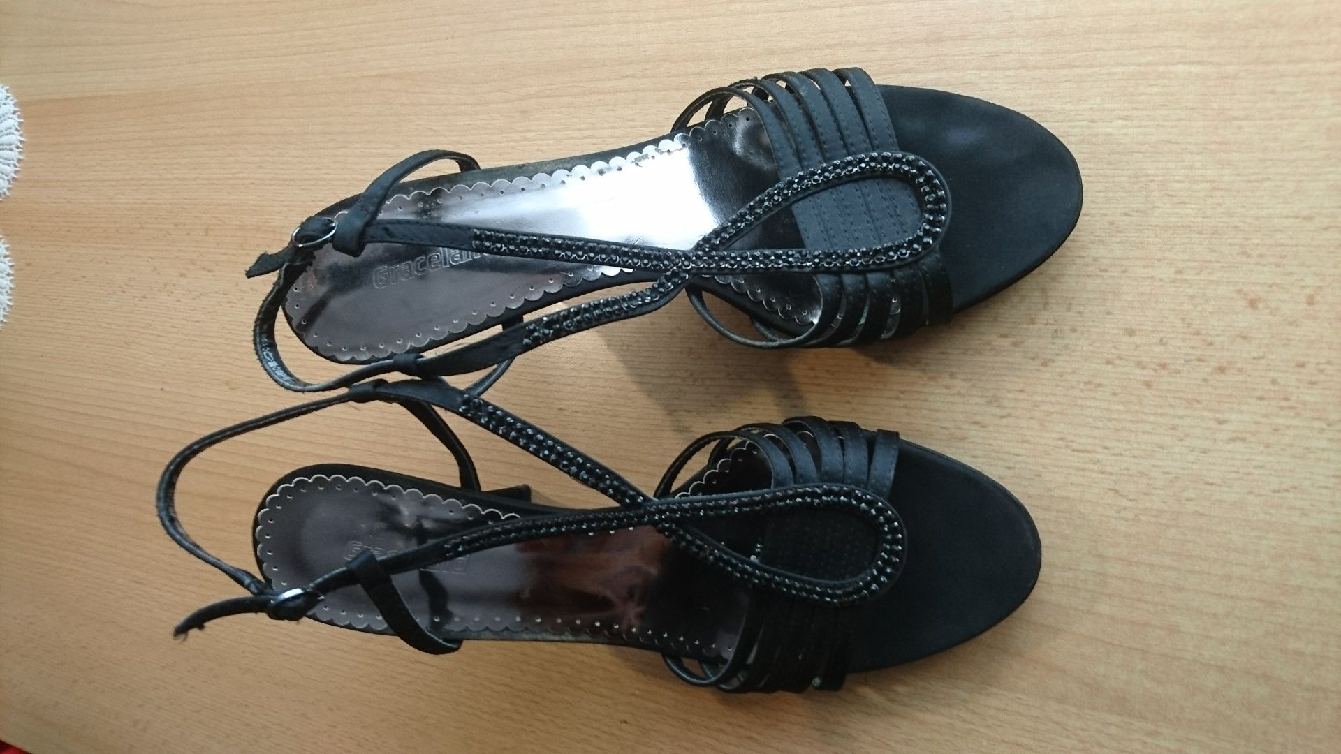 Piękne nowe czarne sandałki