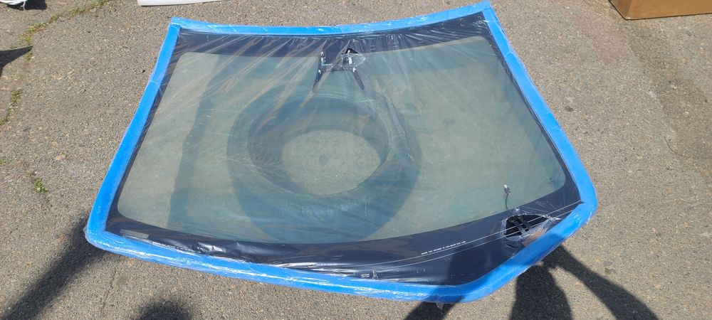 Лобовое стекло Tesla MY на 2 пина