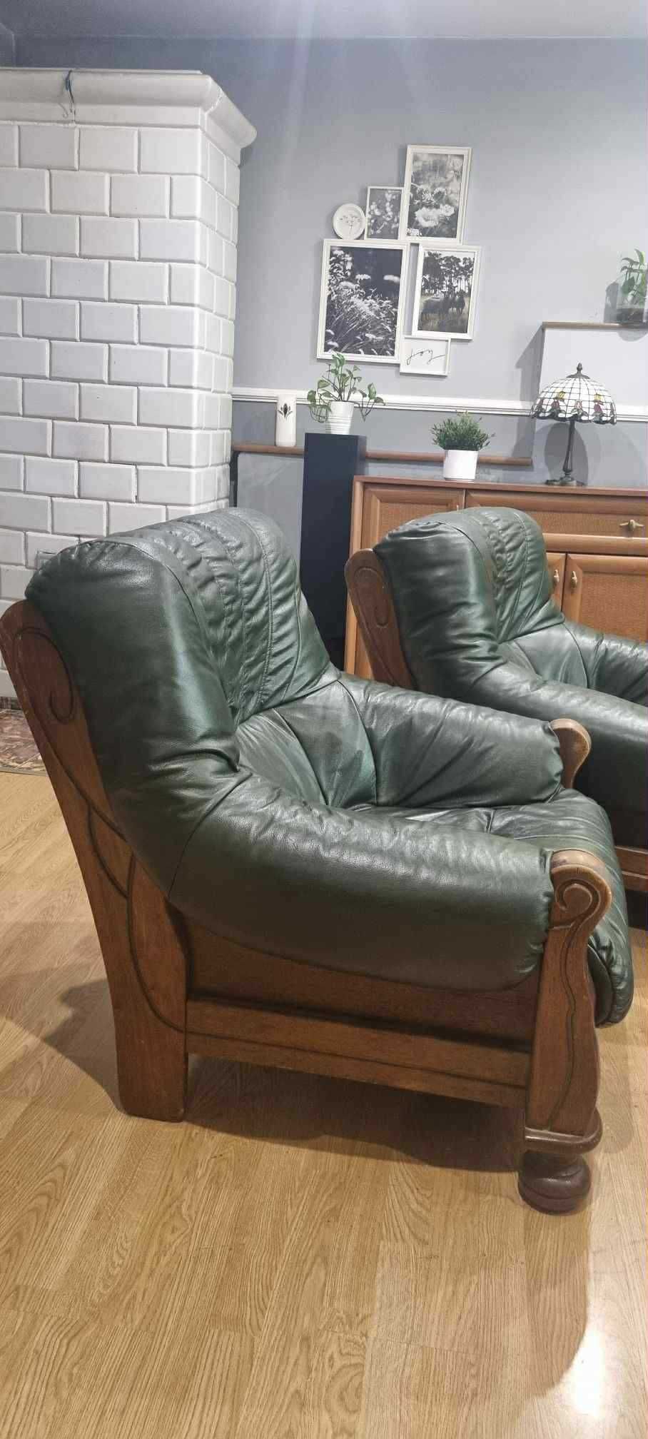 Dwa fotele skórzane o podstawie drewnianej