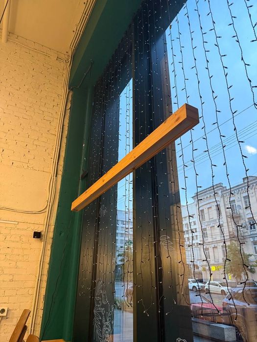 Світильник з дерева та металевого кріплення