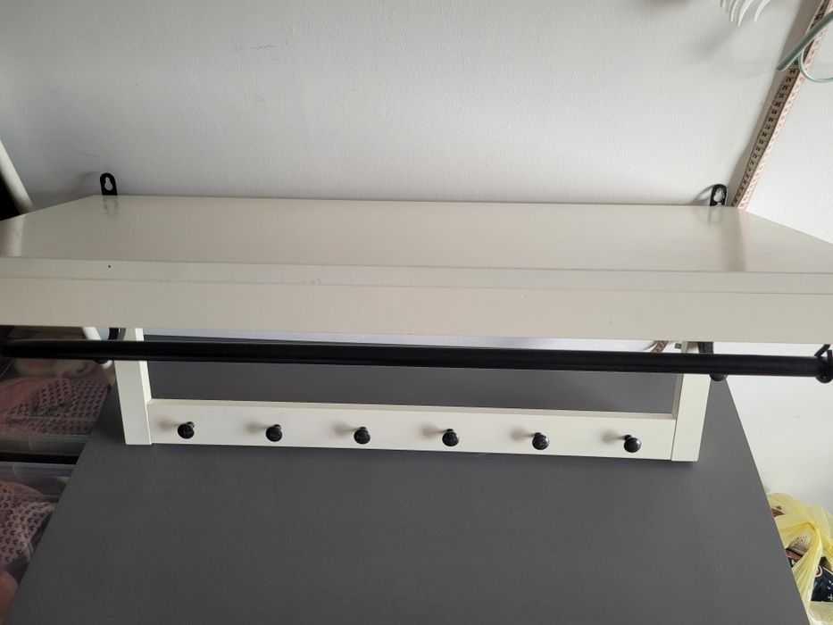 Biały wieszak do przedpokoju